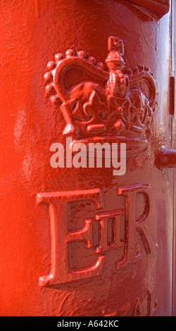 Rosso distintivo British montante scatola dipinta di fresco Royal Mail England Regno Unito POSTBOX Foto Stock