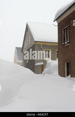 Nevicato in appartamento case a Oberwiesenthal, Monti Metalliferi, Erz Monti Metalliferi, Bassa Sassonia, Germania Foto Stock