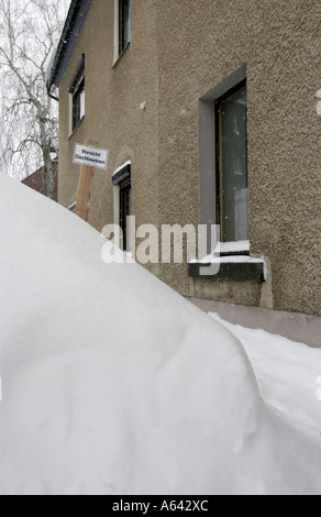 Neve alta sulla parte anteriore di un appartamento casa a Oberwiesenthal, Monti Metalliferi, Erz Monti Metalliferi, Bassa Sassonia, Germania Foto Stock