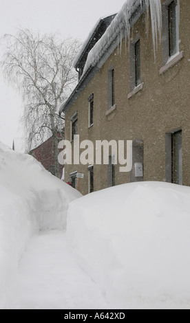 Neve alta sulla parte anteriore di un appartamento casa a Oberwiesenthal, Monti Metalliferi, Erz Monti Metalliferi, Bassa Sassonia, Germania Foto Stock