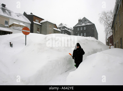 Donna cammina su un percorso a metri di altezza neve in Oberwiesenthal, Monti Metalliferi, Erz Monti Metalliferi, Bassa Sassonia, Germania Foto Stock