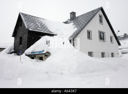 Nevicato in apartment house a Oberwiesenthal, Monti Metalliferi, Erz Monti Metalliferi, Bassa Sassonia, Germania Foto Stock