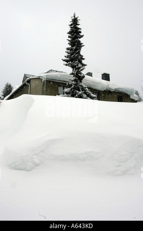 Metri di altezza nevicato in apartment house a Oberwiesenthal, Monti Metalliferi, Erz Monti Metalliferi, Bassa Sassonia, Germania Foto Stock