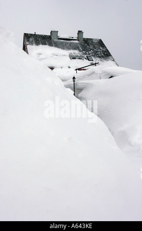 Metri di altezza nevicato in apartment house a Oberwiesenthal, Monti Metalliferi, Erz Monti Metalliferi, Bassa Sassonia, Germania Foto Stock