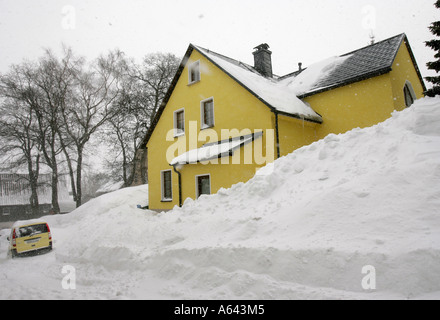 Nevicato in apartment house a Oberwiesenthal, Monti Metalliferi, Erz Monti Metalliferi, Bassa Sassonia, Germania Foto Stock