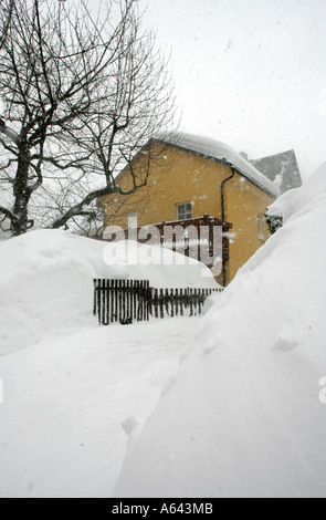 Nevicato in apartment house a Oberwiesenthal, Monti Metalliferi, Erz Monti Metalliferi, Bassa Sassonia, Germania Foto Stock