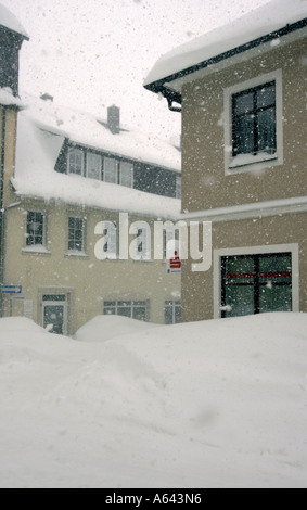 Nevicato in Sparkasse e apartment house a Oberwiesenthal, Monti Metalliferi, Erz Monti Metalliferi, Bassa Sassonia, Germania Foto Stock