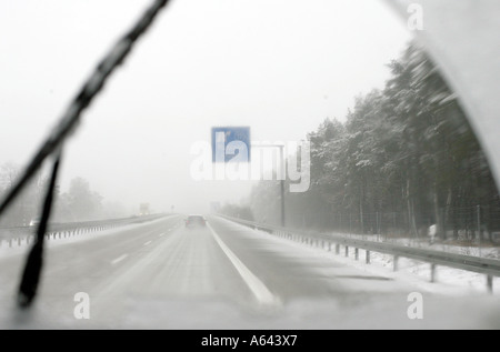 Caduta di neve e di scarsa visibilità su una autostrada tedesca in inverno Foto Stock