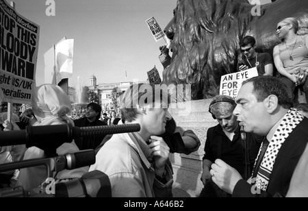 Intervista in tv a dimostrazione di pace Trafalgar Square Londra 2001 Foto Stock