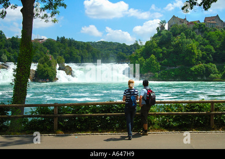 Ruggenti Cascate del Reno con il medievale Castello Schloss Laufen sulla collina Neuhausen svizzera Foto Stock
