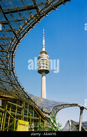 Olympic tower Olympiahalle con top in vetro di Olympic hall Monaco di Baviera Germania Foto Stock