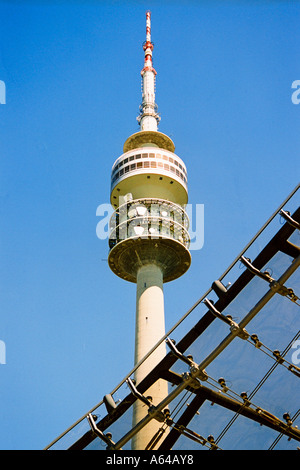 Olympic tower con tetto in vetro dell'Olympic hall Monaco di Baviera Germania Foto Stock