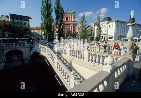 Ponte di pietra sul fiume Ljubljanica nel centro storico di Lubiana, Slovenia Foto Stock