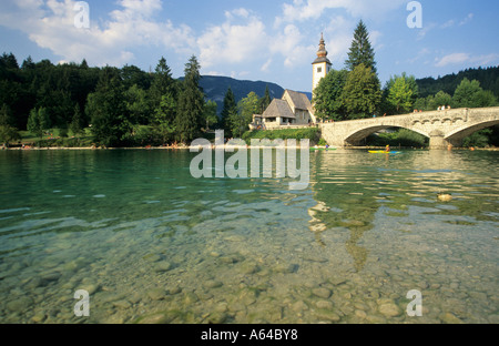 Chiesa e bridge a Ribcev Laz, il lago di Bohinj, regione Gorenjska, Slovenia Foto Stock