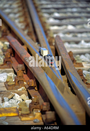 Modello in scala del treno merci ferroviario di attraversamento via solo uso editoriale Foto Stock