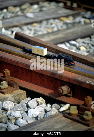 Modello in scala del treno merci ferroviario di attraversamento via solo uso editoriale Foto Stock