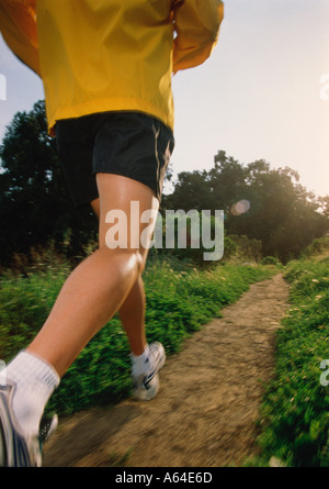 Uomo che fa jogging su un sentiero sterrato Foto Stock