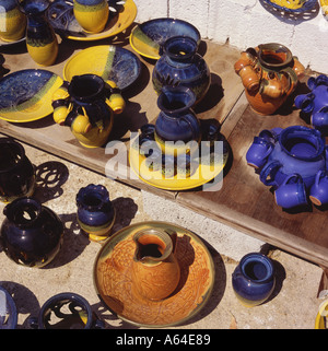 Tradizionale localmente colorate realizzate in ceramica per la vendita su terreni accidentati scaffalature in legno villaggio Volimes Zante Island Isole greche Foto Stock