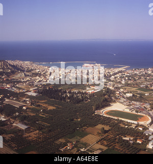 Vista aerea a nord verso il basso sopra la citta' di Zakynthons e il porto sulla costa nord dell'isola di Zante Le isole greche - Grecia Foto Stock