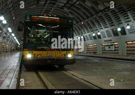 Bus in un tunnel, Seattle, Washington, Stati Uniti d'America Foto Stock