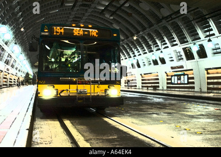 Bus in un tunnel, Seattle, Washington, Stati Uniti d'America Foto Stock