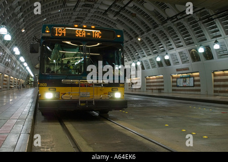 Bus in un tunnel, Seattle, Washington, Stati Uniti d'America Foto Stock