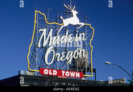 Realizzato in Oregon insegna al neon su un tetto a Portland, Oregon, Stati Uniti d'America Foto Stock
