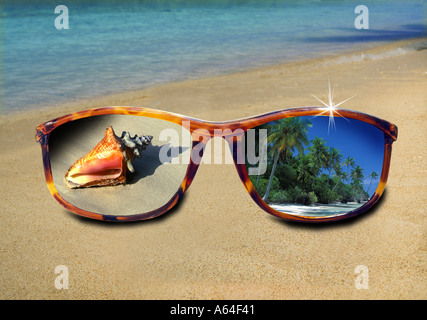 Occhiali da sole con riflessioni di spiaggia tropicale Foto Stock