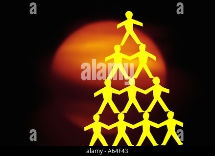 Pyramid team di persone che lavorano insieme in sunrise Foto Stock