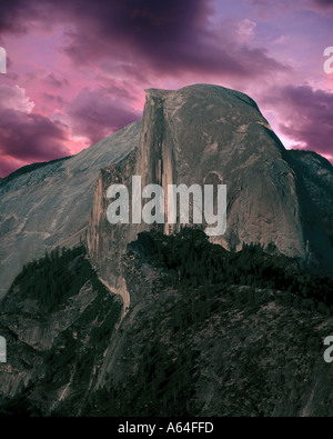 Half Dome, il Parco Nazionale Yosemite in California al tramonto Foto Stock
