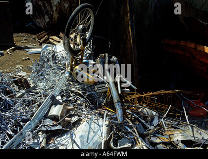 Relitto del ciclomotore e rottami al riciclaggio di rottami cantiere Foto Stock