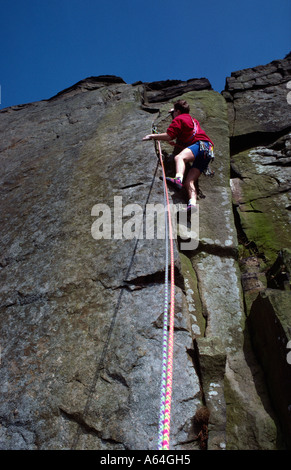 Arrampicata su roccia sul Curbar Edge Peak District National Park Derbyshire Foto Stock