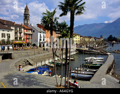 Il lago maggiore lungomare del borgo di Ascona canton Ticino Svizzera Foto Stock