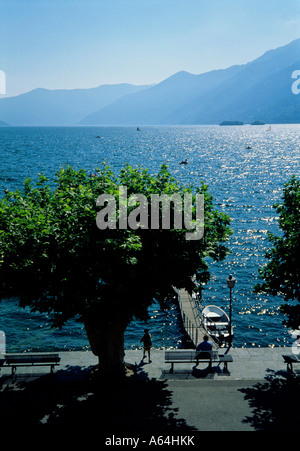 Il lago maggiore lungomare del borgo di Ascona canton Ticino Svizzera Foto Stock