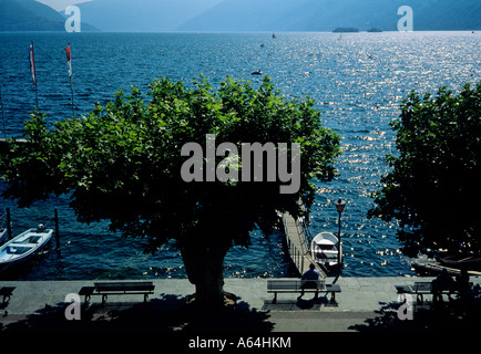 Il lago maggiore lungomare del borgo di Ascona canton Ticino Svizzera Foto Stock