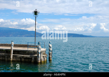 Alla fine del molo del porto di Gardone Riviera - Lago di Garda - Garda Trentino Foto Stock