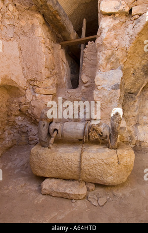 Storico olio di oliva premere nel castello di storage di Nalut, Nafusah montagne, Libia Foto Stock