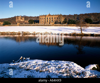 Chatsworth House sulla coperta di neve del fiume Derwent nel distretto di Peak Derbyshire Foto Stock