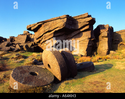 Macine abbandonate al di sotto del bordo Stanage nel Peak District Foto Stock