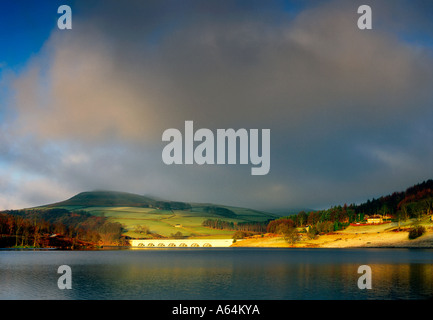 Il Viadotto Ashopton incandescente in mattina presto luce invernale, Derbyshire Foto Stock