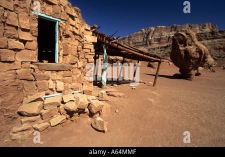 Storico in pietra in cabina il Vermiglio scogliere monumento nazionale, Arizona Foto Stock