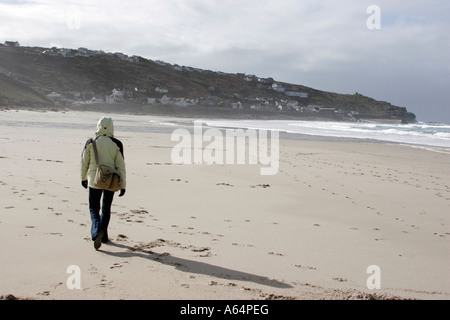 Camminando lungo la spiaggia di Sennen Cove in Cornovaglia, Sud Ovest Inghilterra Foto Stock