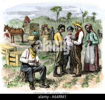 Ex schiavi raccogliere i loro pagare dopo la raccolta di fragole durante la ricostruzione in Virginia 1870s. Colorate a mano la xilografia Foto Stock