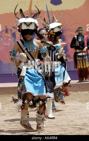 Zuni Pueblo ballerini eseguono il cervo danza al Gallup Intertribal cerimoniali in Nuovo Messico. Fotografia digitale Foto Stock