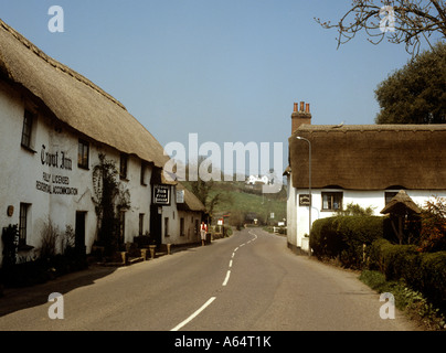 Regno Unito Devon Bickleigh road passando attraverso il villaggio passato Trout Inn Foto Stock