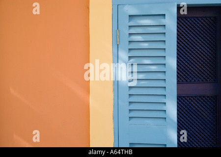 WEST INDIES Caraibi Barbados St James Parrocchia Holetown edificio colorato dettaglio della parete finestra e persiane. Foto Stock