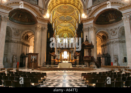 Regno Unito Londra Saint Pauls Cathedral il pulpito e cudiero Foto Stock