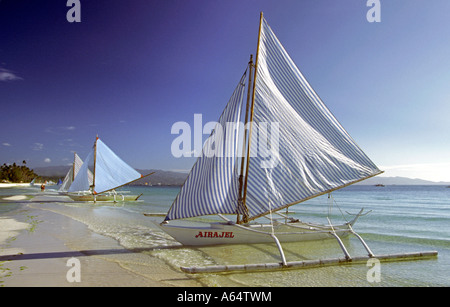 Filippine Boracay spiaggia bianca di barche a vela Foto Stock