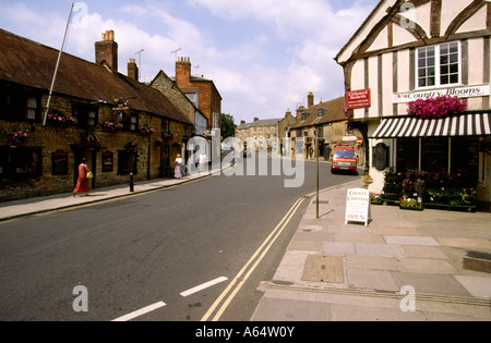 Dorset Regno Unito Sherborne negozi e case in strada alta. Foto Stock