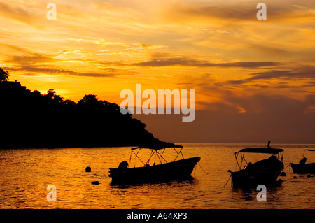 Seascape vicino al tramonto di tiro fuori della costa di Puerto Vallarta, Jalisco, Messico con barche ancorate nella baia vicino a Punta Negra Foto Stock